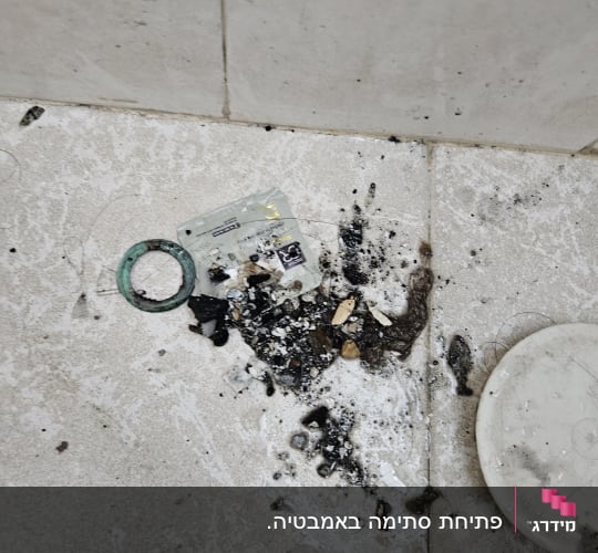לכלוך על רצפה עם טבעת גומי ירוקה